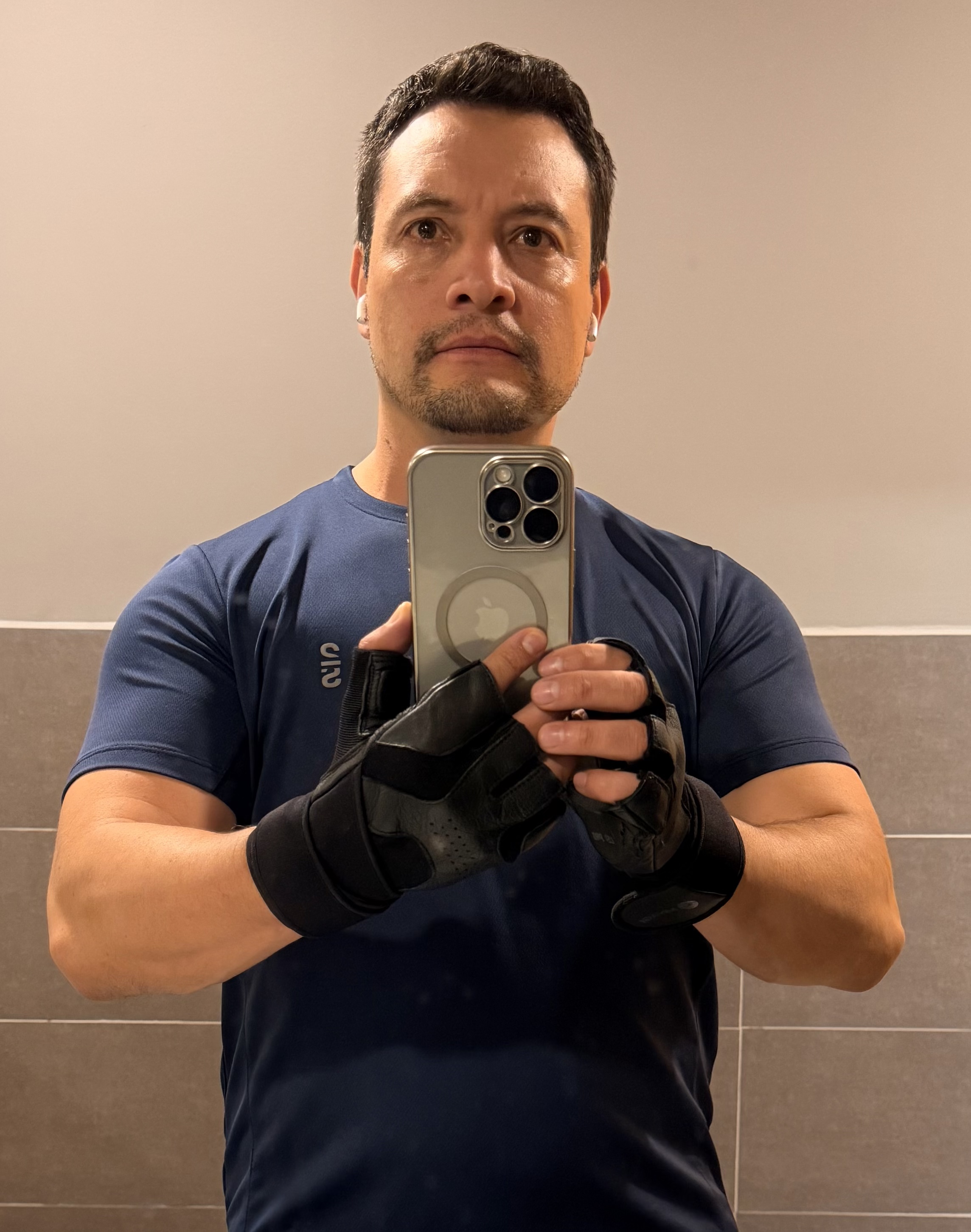 Tinder profile picture for @luisca