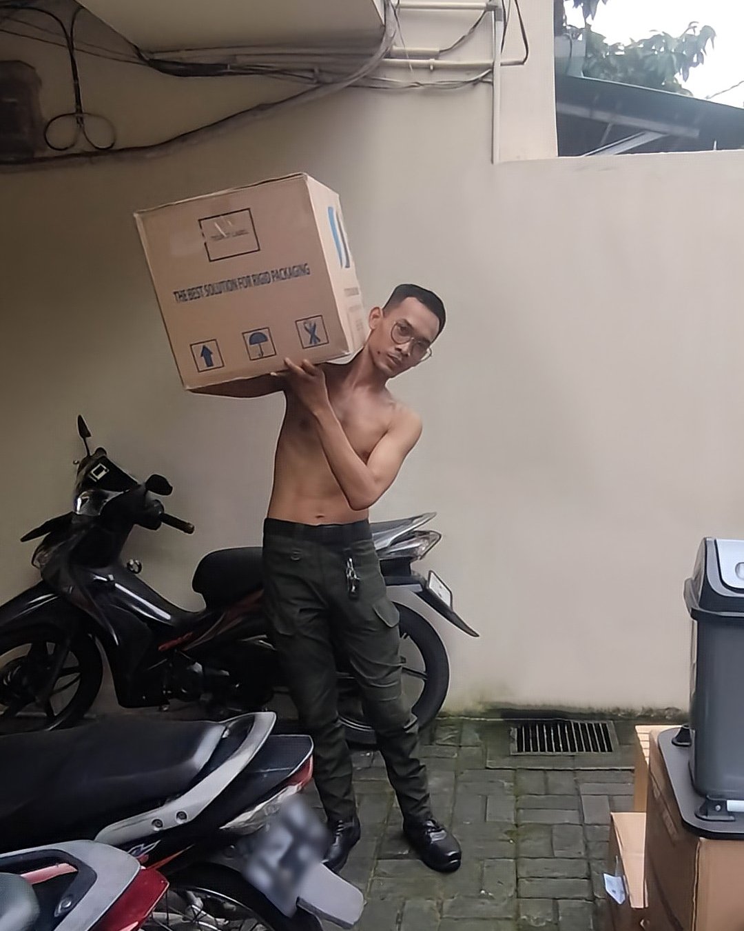 Tinder profile picture for @indonesia