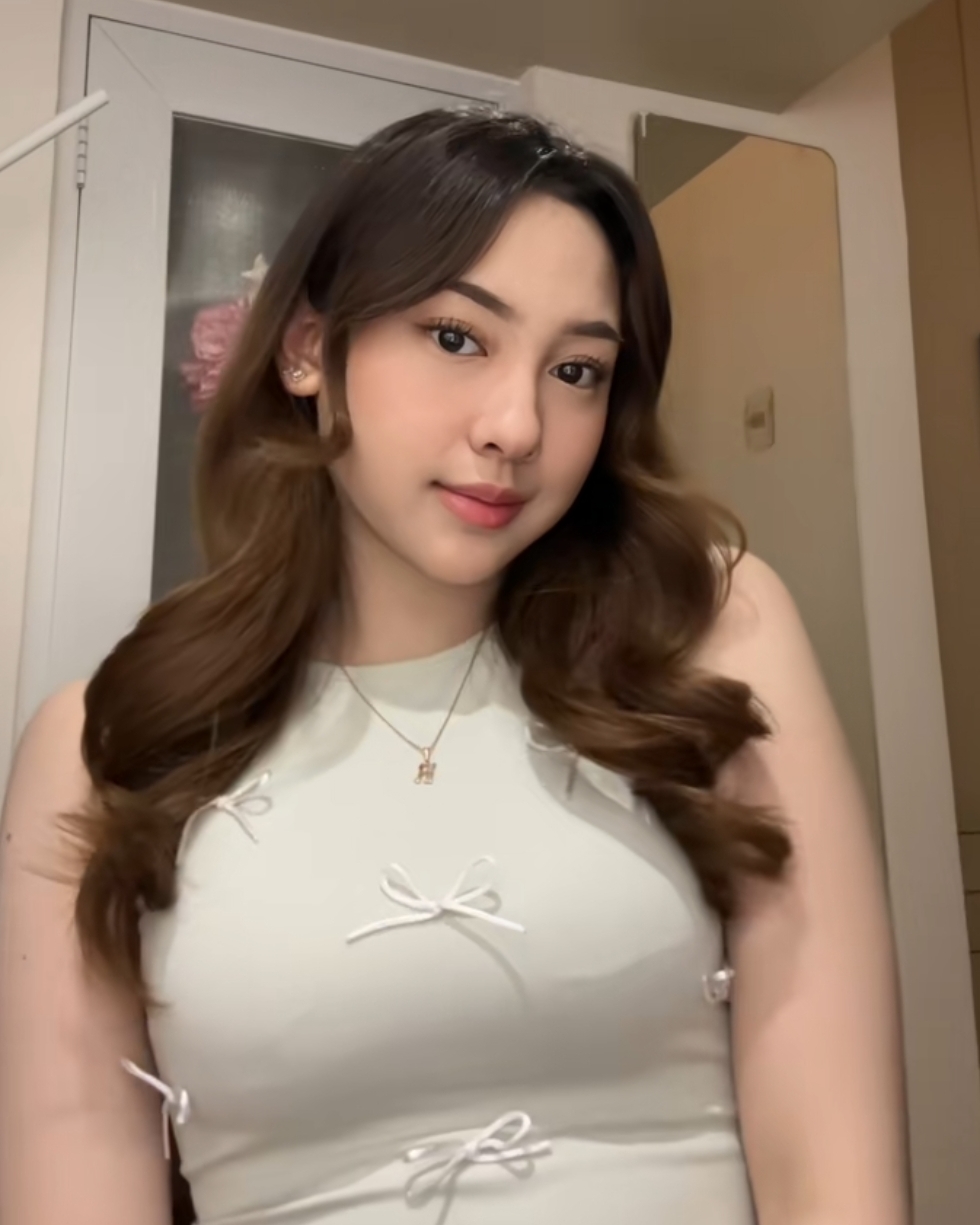 Tinder profile picture for @yanti