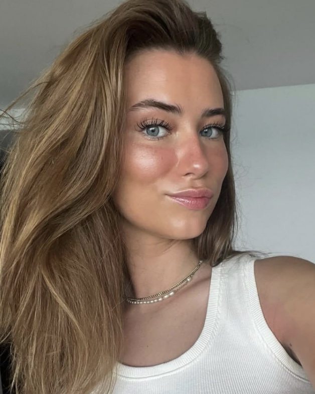 Tinder profile picture for @apiece