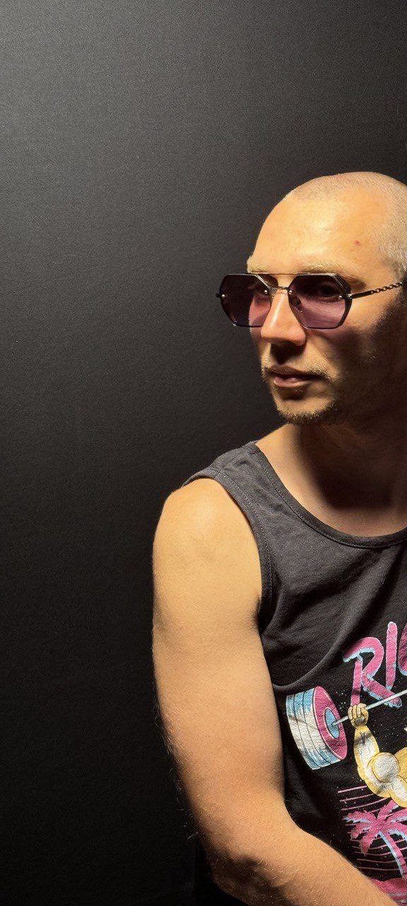 Tinder profile picture for @pleasure