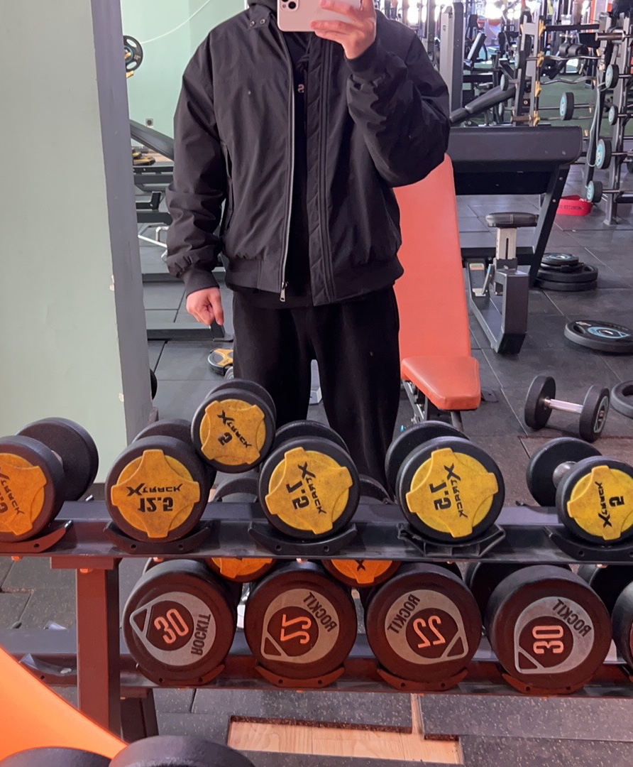 Tinder profile picture for @barricades