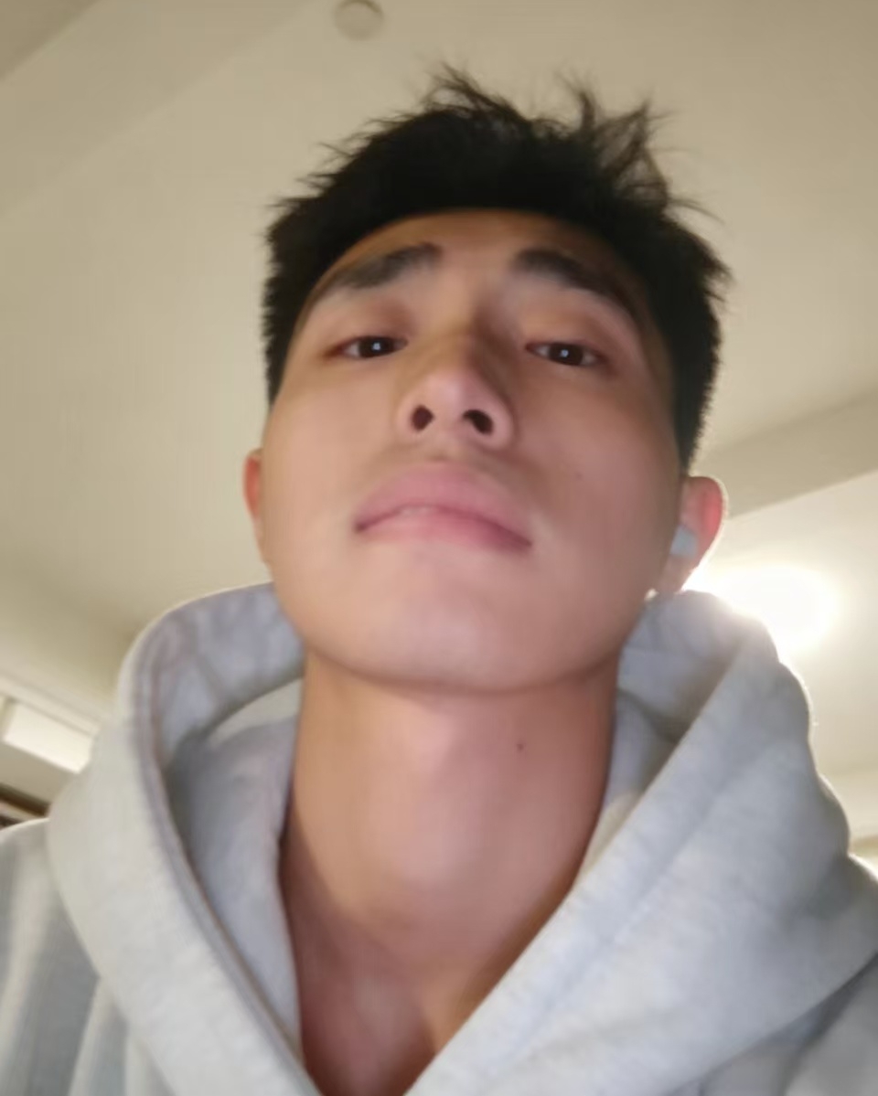 Tinder profile picture for @deft