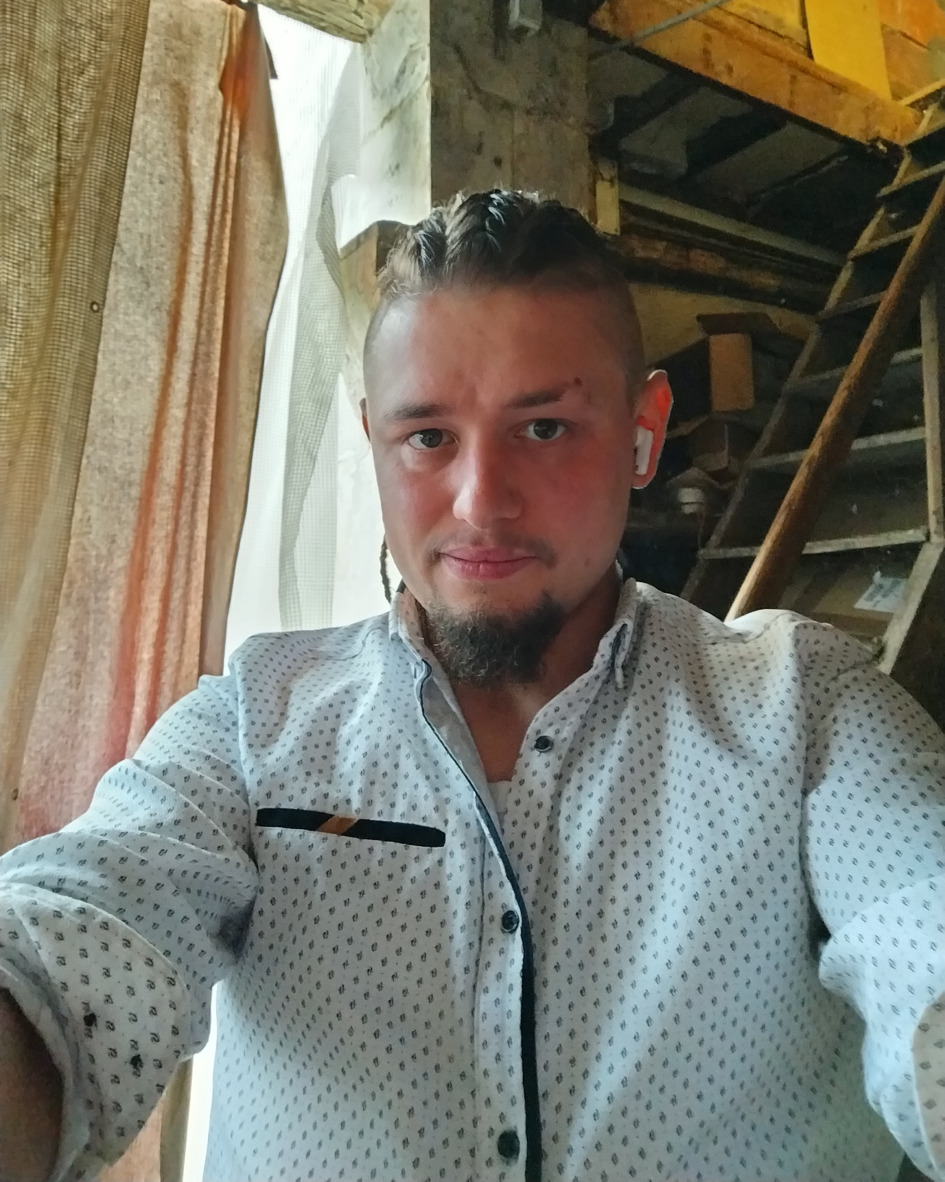 Tinder profile picture for @parzival