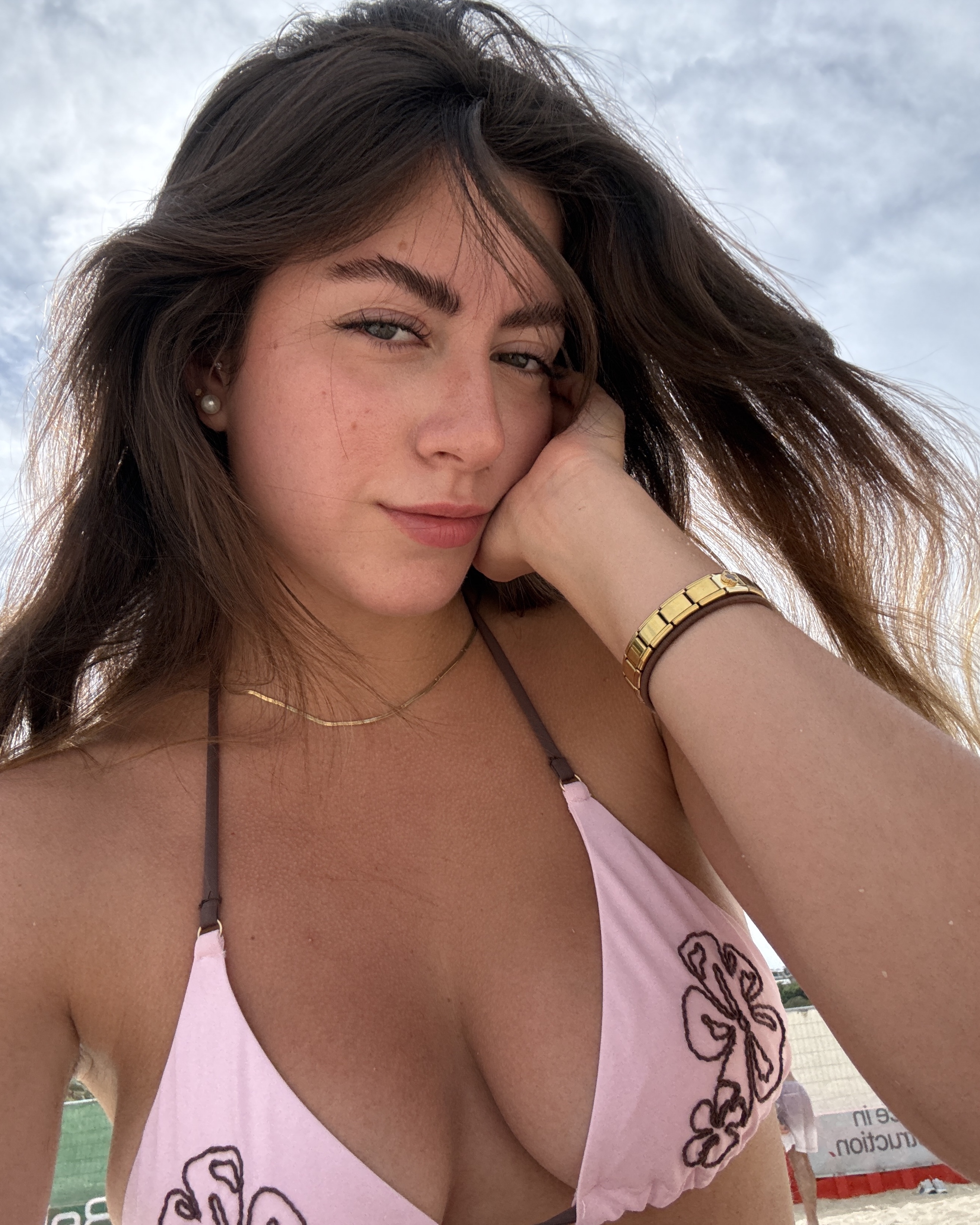 Tinder profile picture for @apply