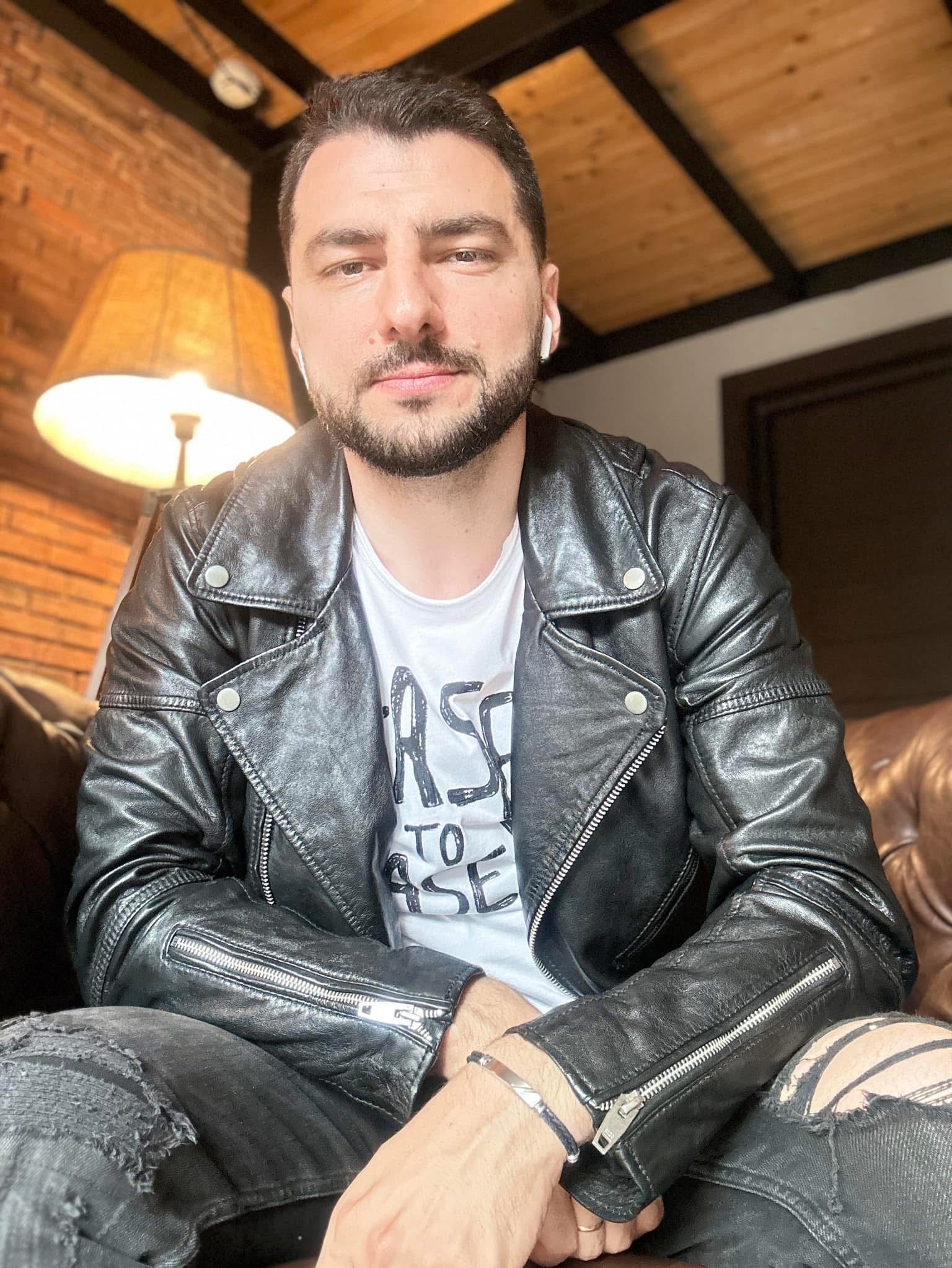 Tinder profile picture for @stronghold