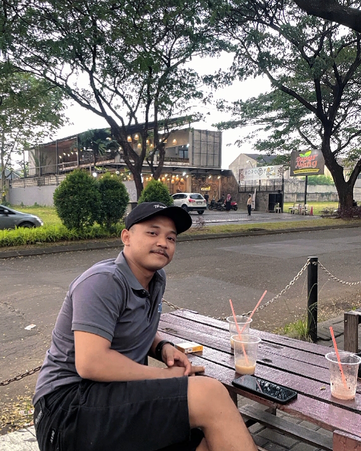 Tinder profile picture for @rahmat23