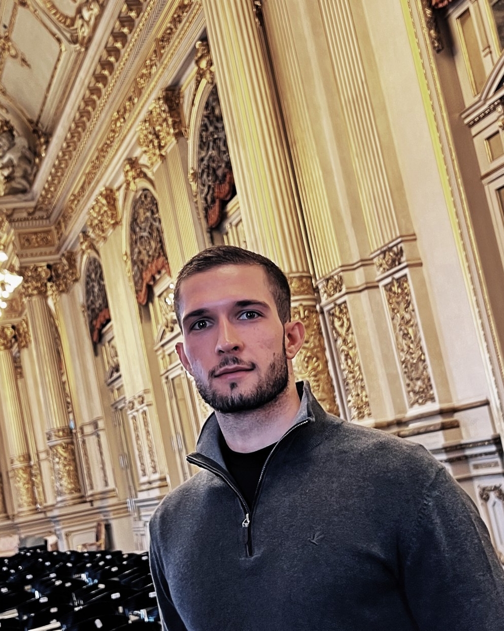 Tinder profile picture for @universidad