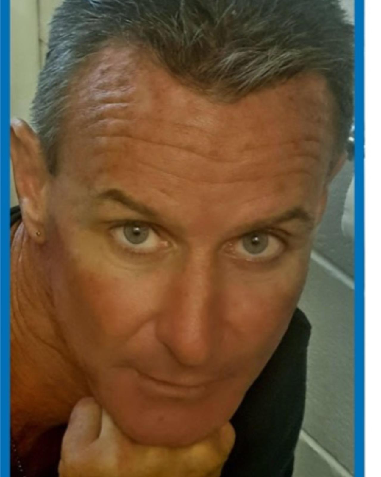 Tinder profile picture for @roofer