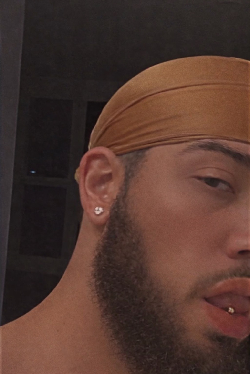 Tinder profile picture for @lothario