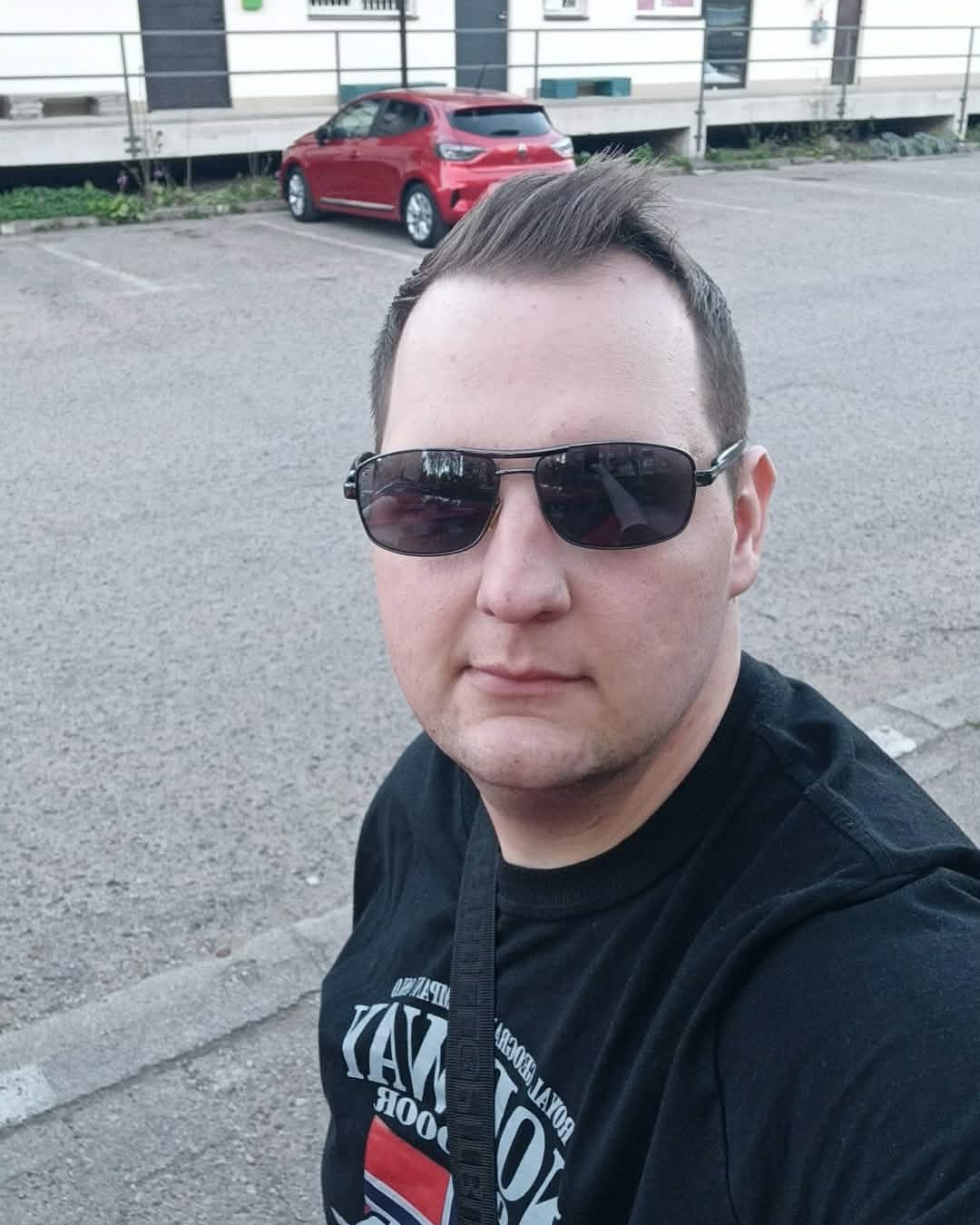 Tinder profile picture for @thomson