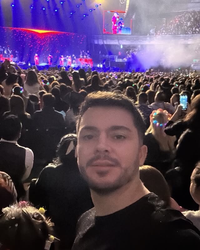 Tinder profile picture for @week
